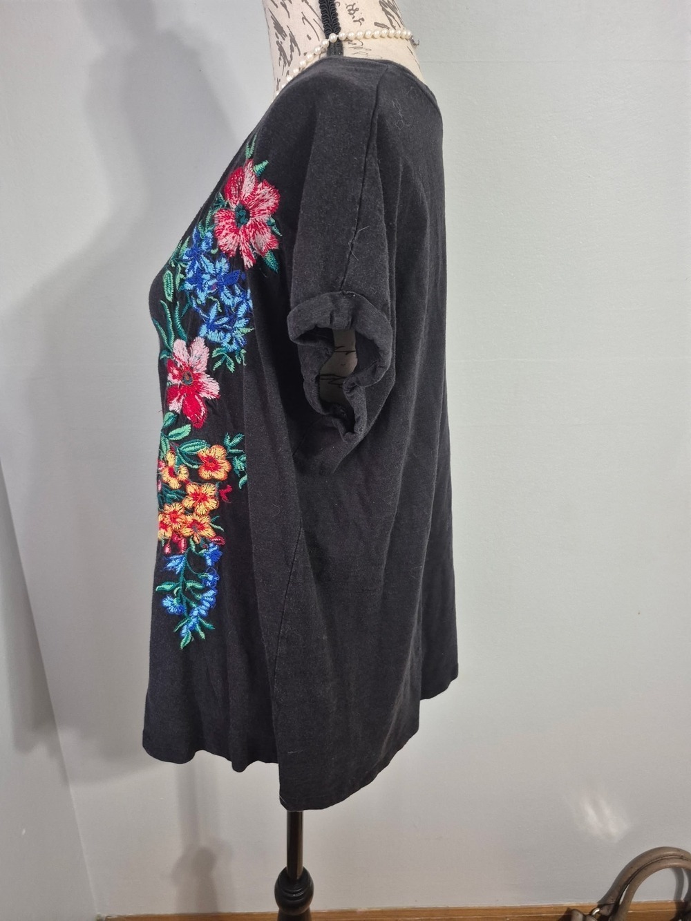 Black Short-Sleeve Scoop Neck Tee with Floral Embroidery - Picture 4 of 9